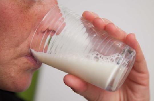 Trop de lait à l'adolescence fragilise les os des hommes 