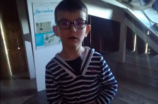 A Besançon, les parents d’un petit garçon atteint d’une maladie génétique rare lancent un avis de recherche 