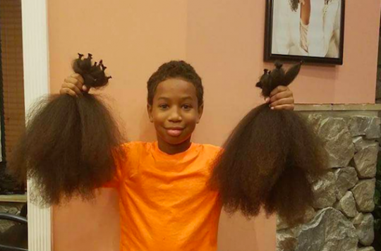 Cancer : à 8 ans, il donne ses cheveux aux enfants malades 