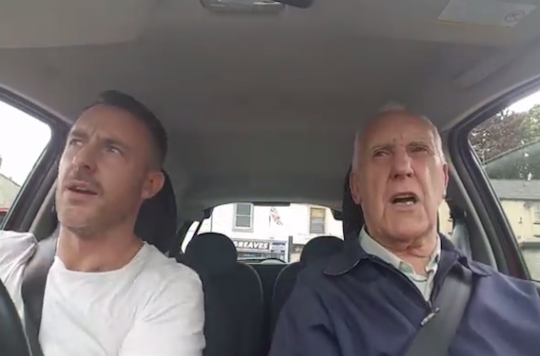 Alzheimer : un homme oublie sa maladie en chantant