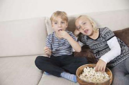 Femmes enceintes : manger devant la télé favorise l'obésité de l'enfant