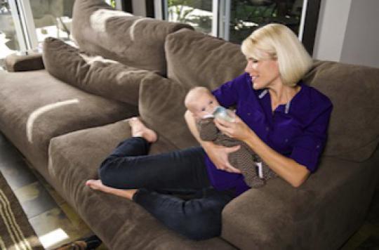 Co-dodo : les dangers d'une sieste sur le canapé avec son bébé 