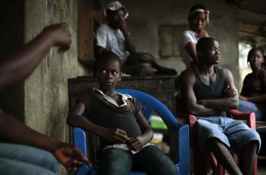 Neuf mois après, les survivants d'Ebola restent porteurs du virus