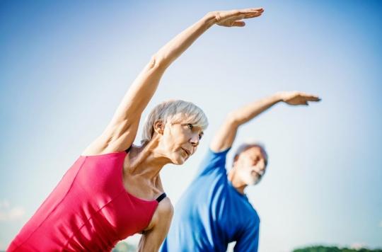 Ostéoporose : certaines postures de yoga sont déconseillées