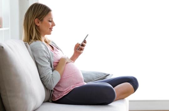 Grossesse : comment l'usage d'un smartphone peut affecter la relation précoce entre un parent et son bébé 