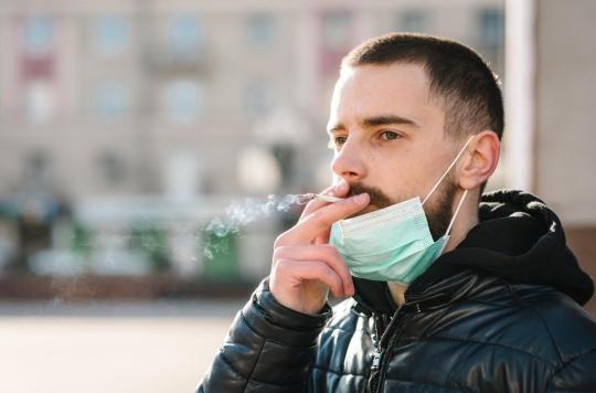 Pourquoi porter un masque pourrait être dangereux pour les fumeurs