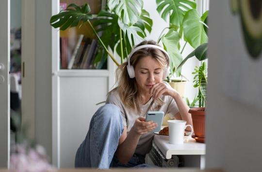 Mental health: young people listen to podcasts to reduce their stress 