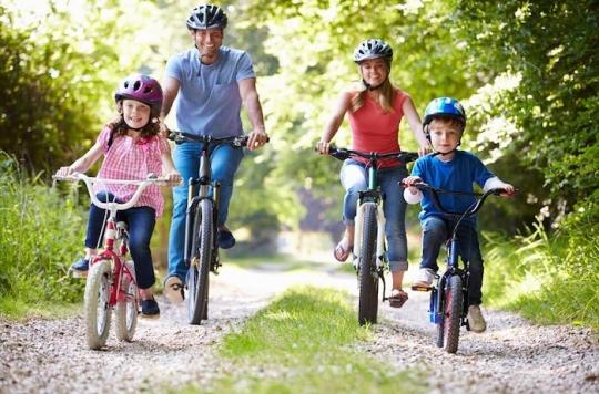 Il faut absolument mettre un casque aux enfants quand ils font du vélo... Aux parents aussi !