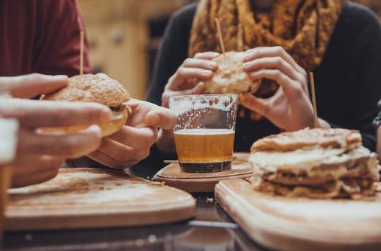 Cirrhose du foie : il est plus dangereux de boire de l'alcool aux apéros que pendant les repas