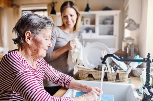 Et si faire les tâches ménagères réduisait le risque de maladie cardiaque chez les seniors ? 