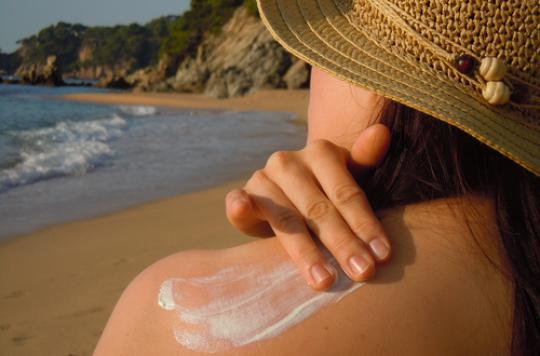 Cancer de la peau : 4 personnes sur 10 ne se protègent pas du soleil