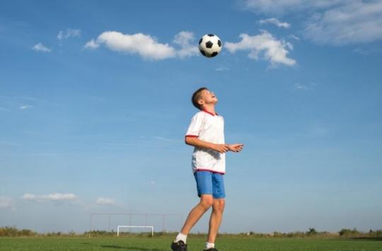 Football : un neurologue appelle à interdire les têtes chez les joueurs de moins de 18 ans