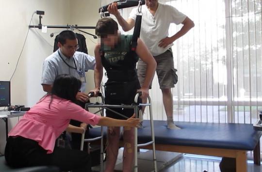Cerveau : un paraplégique fait quelques pas grâce à des électrodes