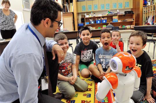 Le robot NAO remplace les enfants suisses malades à l'école 