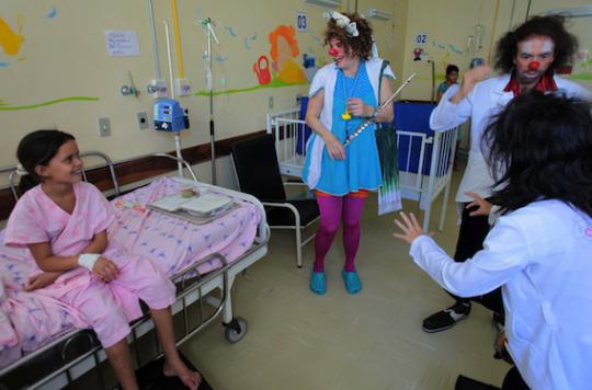Hôpital : 60 personnalités soutiennent le Rire médecin
