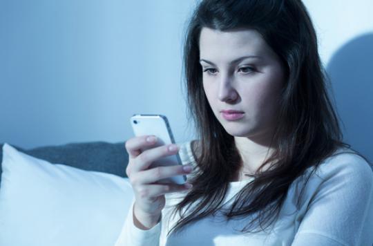 L’usage du smartphone la nuit peut conduire à une cécité temporaire