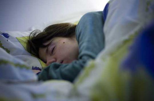 Surpoids : dormir moins de 7 heures pousse au grignotage