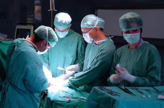 Des médecins réussissent une opération sur un bébé avec huit bras et jambes