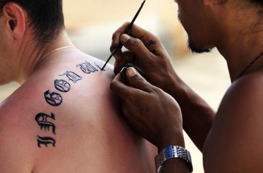 Henné noir : des tatouages qui laissent des marques