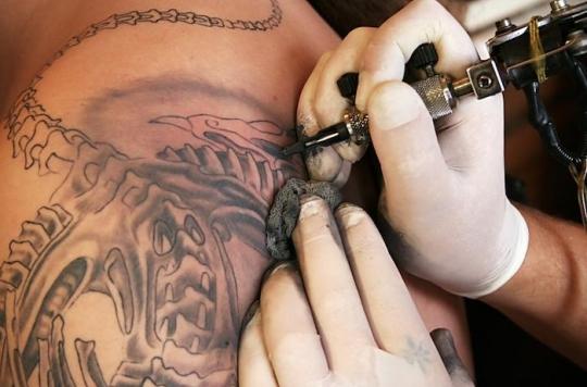 Se faire tatouer par un vrai professionnel. 