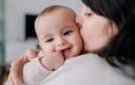 Pour les bébés, partager sa salive est une preuve de proximité