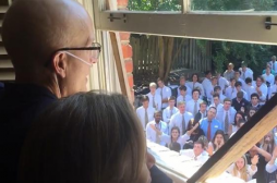 Cancer : 400 élèves soutiennent leur professeur en chantant