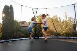 Le trampoline est en cause dans près de la moitié des admissions d'enfants aux urgences