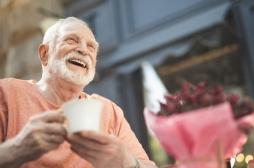 Dépression des personnes âgées : les gros buveurs de thé présenteraient moins de risques 