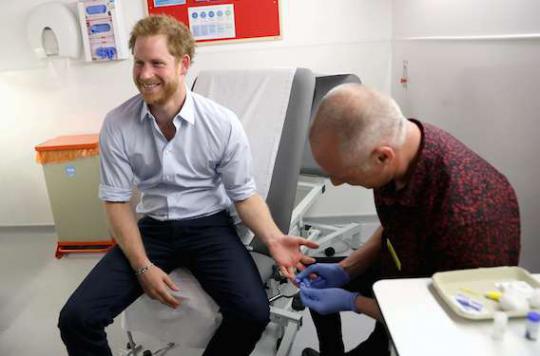 Dépistage : le prince Harry fait un test VIH sur Facebook