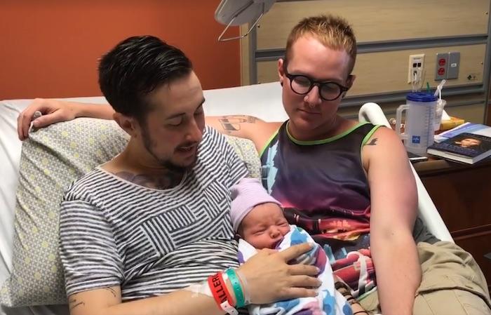 Un Américain a accouché de son premier enfant 