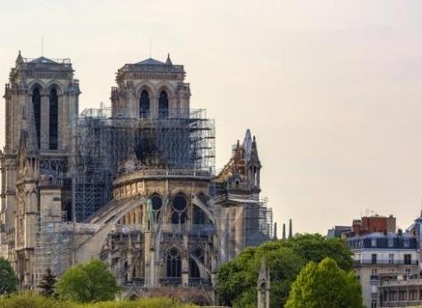 Pollution au plomb à Notre-Dame : des associations manifestent pour le confinement du chantier
