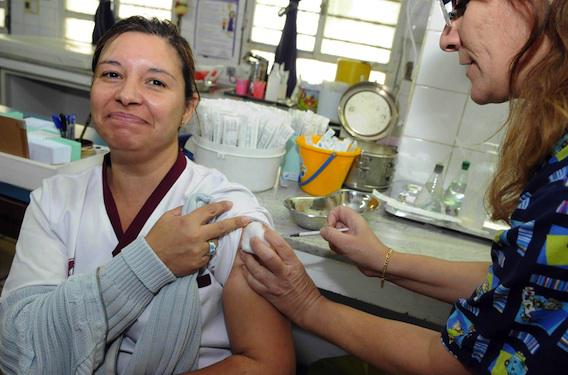 Vaccin anti-grippe : prédire les effets indésirables grâce à des marqueurs sanguins 