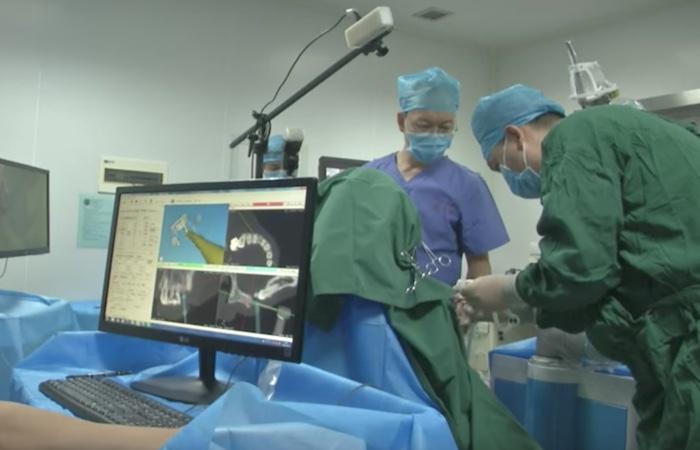 Implants dentaires : un robot les pose sans assistance