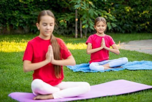 Cancer : le yoga bénéfique pour les jeunes malades et les parents