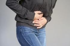 Reflux gastro-œsophagien: une brûlure acide qui monte du ventre vers la poitrine