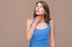 Angine et mal de gorge de l'adulte : la majorité ne nécessite pas d'antibiotique 