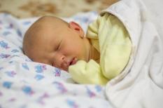 Jaunisse du nourrisson : le plus souvent bénigne, une photothérapie est parfois indiquée