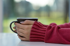 Doigts blancs au froid : le syndrome de Raynaud évolue par crises douloureuses